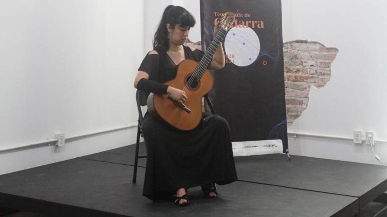 Con su guitarra, Mariana Argueta enamora a mazatlecos