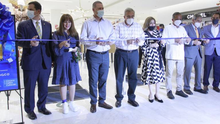 Autoridades y empresarios encabezaron la apertura del complejo comercial.
