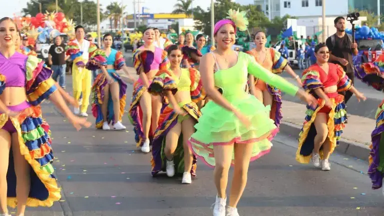 Coreografías vibrantes de las comparsas acompañaran el paso de las aspirantes al Carnaval.