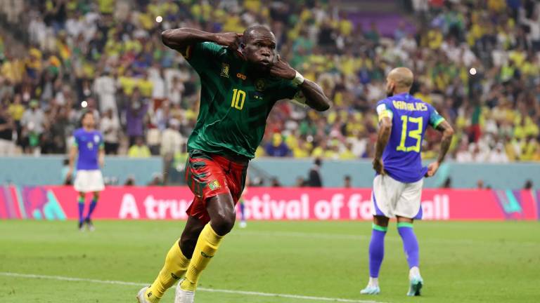 Vincent Aboubakar marca el gol del triunfo camerunés.