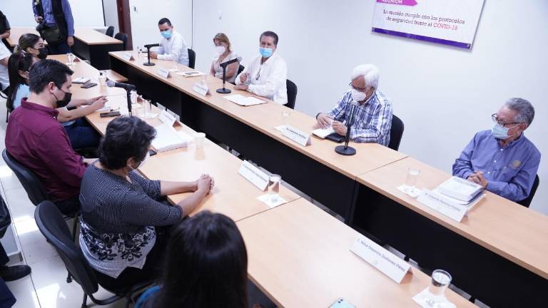 Equipos de entrega-recepción de la 63 a la 64 Legislatura, encabezadas por Antonio Ríos Rojo y Jorge Miller Benítez.