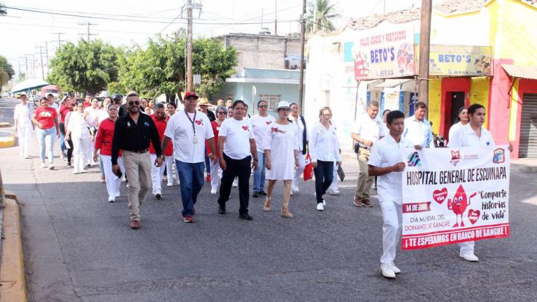 La marcha fue encabezada por la alcaldesa y su gabinete, además de personal de Salud.