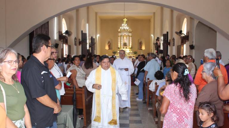 El padre Ramón García Valenzuela toma posesión en la parroquia de Cacalotán.