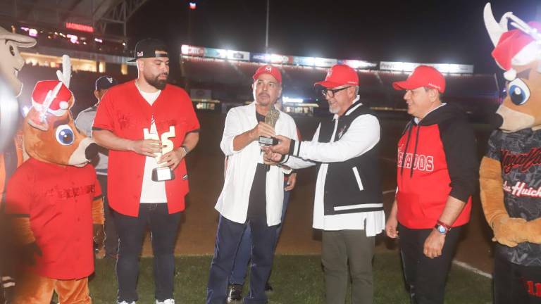 Víctor López de la Paz recibe el premio a nombre de Antonio López Sáenz.