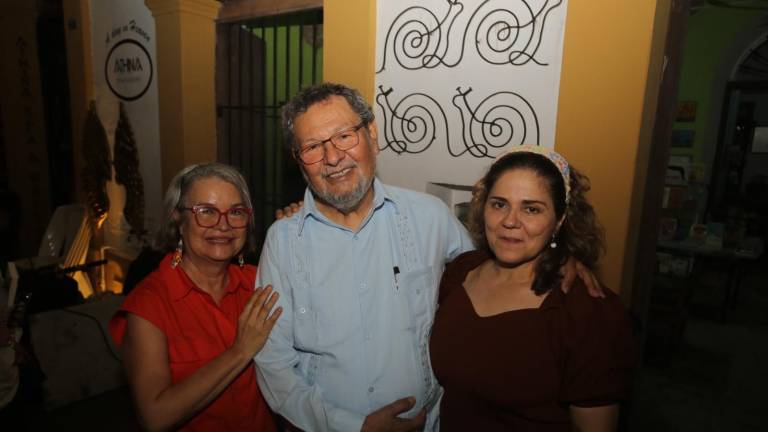 Laura Medina junto a Élmer Mendoza y su esposa, Leonor Quijada.