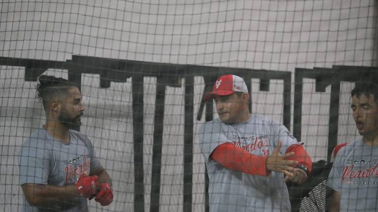Mario Valenzuela ya trabaja a todo vapor con los bateadores de Venados de Mazatlán.
