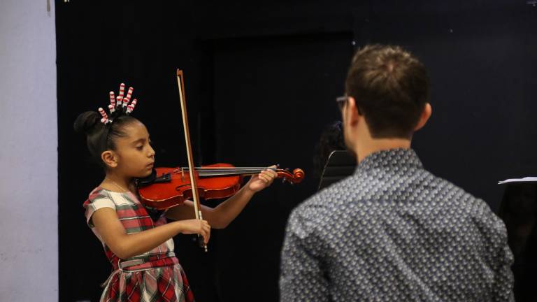 Alumnos participan en el programa de fin de año con interpretaciones acordes a sus edades y niveles académicos.