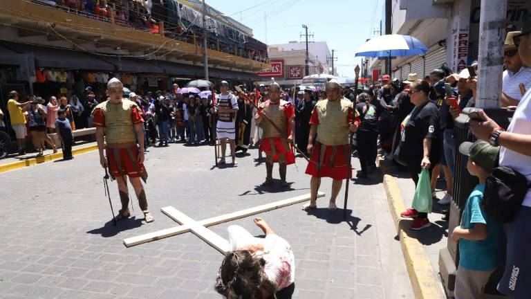 El Viacrucis sorprende a locales y turistas por los latigazos de los guardias romanos durante el recorrido.