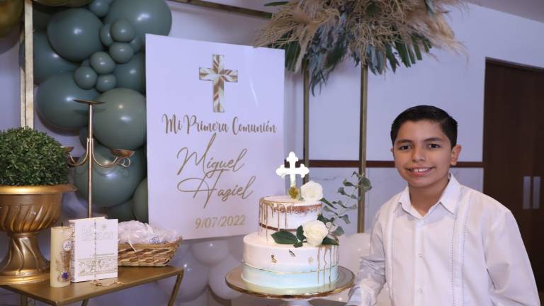 Miguel Hazel Ramos celebra su primera comunión