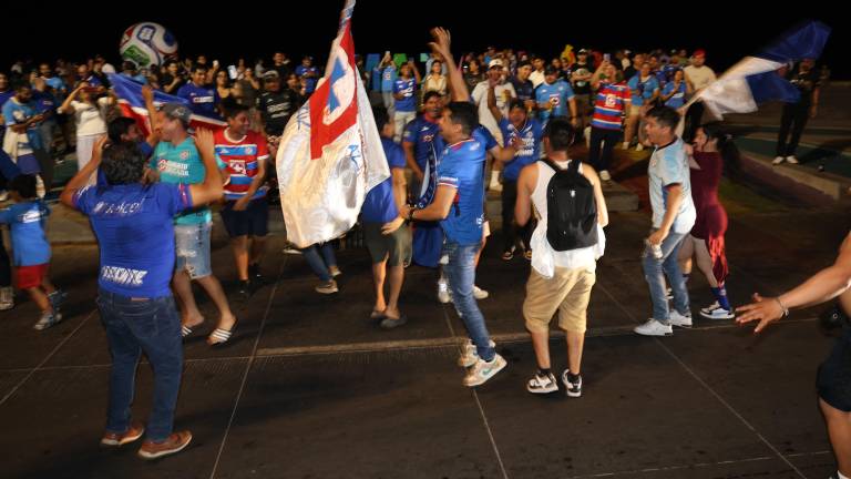 La afición celeste sale a celebrar en Mazatlán.