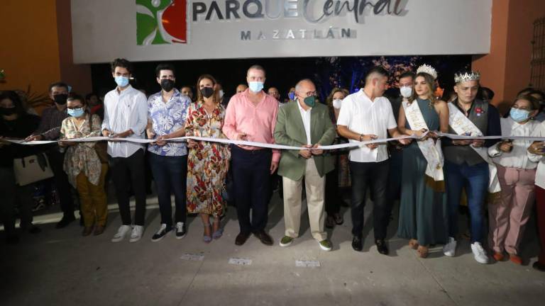 El momento en que cortan el listón por la inauguración del Parque Central en Mazatlán.