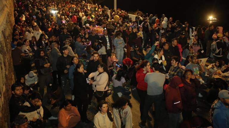 La zona de Olas Altas estuvo abarrotada durante el sábado de Carnaval.