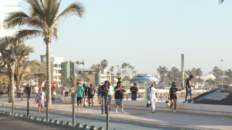 $! More than 10 thousand bathers flock to the beaches of Mazatlán between Saturday and Sunday