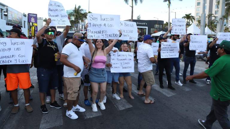 Turistas han apoyado la manifestación con carteles para que las pulmonías traigan sonido.