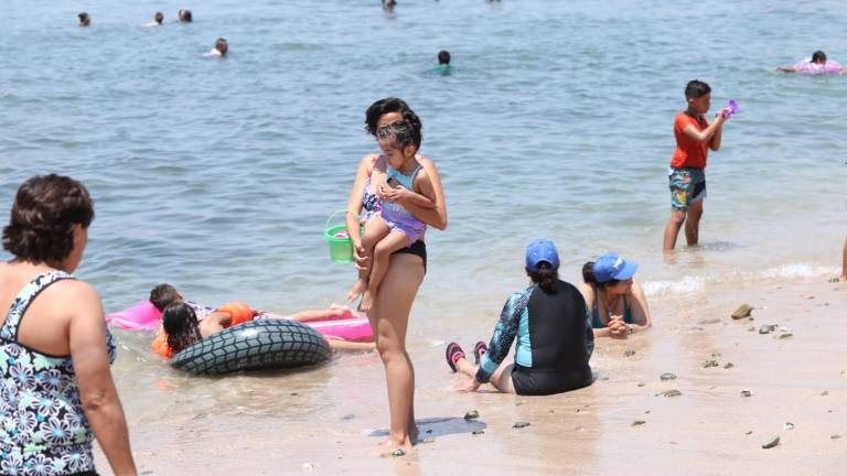 Alrededor de 1,500 bañistas disfrutan este sábado las playas de Mazatlán