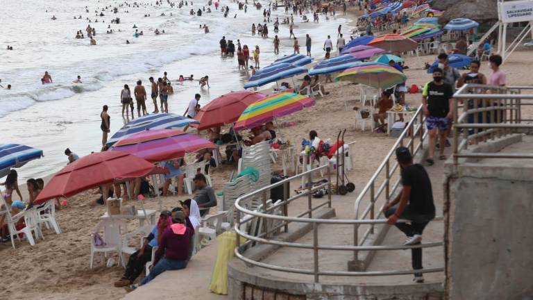 Disfrutan centenares de personas de las playas de Mazatlán
