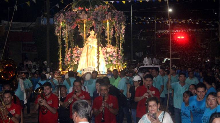 Cientos de personas recorrieron a pie las principales calles del centro histórico detrás de la Virgen.