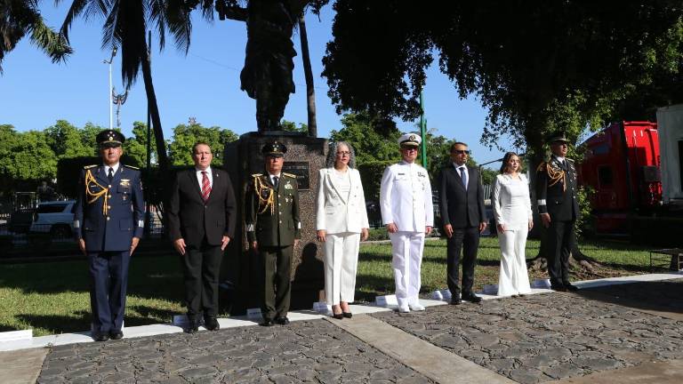 La Gobernadora de Sinaloa Graciela Domínguez Nava encabeza los honores por el inicio de la Independencia de México.