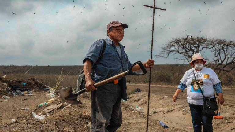 En Colinas de Santa Fe, cerca del puerto de Veracruz, se han hallado más de 150 fosas. En esta imagen tomada en 2019, durante una búsqueda de restos, Fermín Cabrera recorre con su varilla el basurero que colinda con el predio.