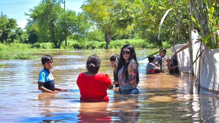 Gobierno de Elota entrega apoyos a familias afectadas por lluvias del martes