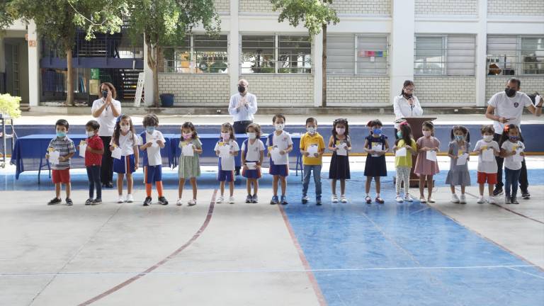 Los pequeños recibieron reconocimientos por su participación en futbol.
