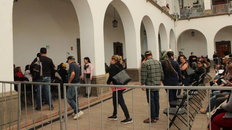 Decenas de personas siguen acudiendo al Ayuntamiento de Culiacán a realizar el pago correspondiente al Impuesto Predial 2024.