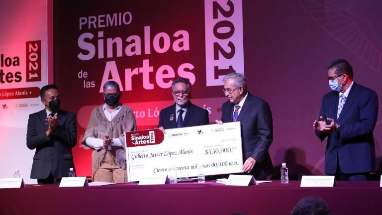 Gilberto López Alanís recibe de manos del Gobernador Rubén Rocha Moya el Premio Sinaloa de las Artes.