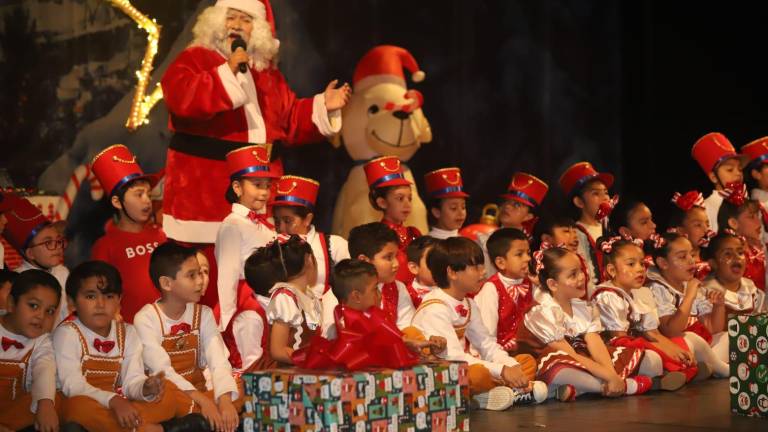 Emotivo cierre del festival con el coro general de la escuela, acompañado por el tenor Ezequiel Ojeda, quien personificó a Santa Clos.