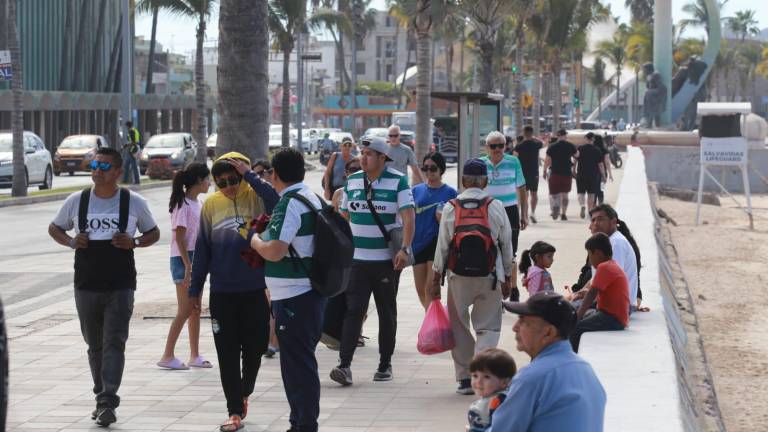 Turistas de Torreón recorren el malecón de Mazatlán. Vienen a apoyar a su equipo Santos Laguna que la noche de este viernes se enfrentan en el kraken al Mazatlán FC.