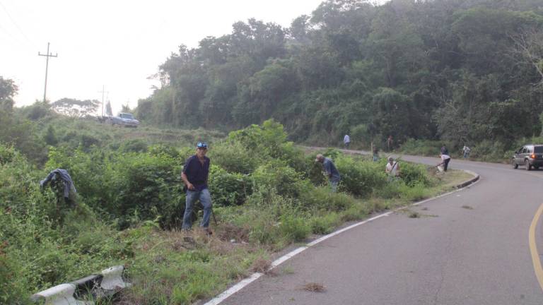 El grupo “Amigos Trabajando por Cacalotán” cubre 4.5 km cada domingo ante la falta de atención oficial.