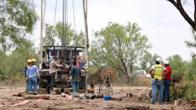 En el pozo carbonífero de Sabinas, Coahuila, continúan las labores de rescate de 10 mineros que permanecen atrapados desde hace días.