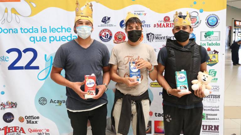 Mazatlecos participan en la campaña Bigotes de Leche