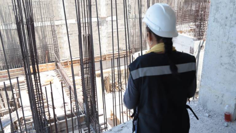 El Día de la Santa Cruz se convierte también en un recordatorio de la importancia del trabajo de quienes construyen los espacios habitados por millones de personas.