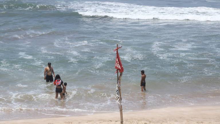 Bañistas evaden señales de precaución en playas de Mazatlán