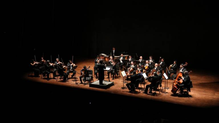 La Orquesta Sinfónica Sinaloa de las Artes cierra el Festival Internacional de Guitarra, acompañando a los guitarristas Yuki Saito y Bernardino Rodríguez.