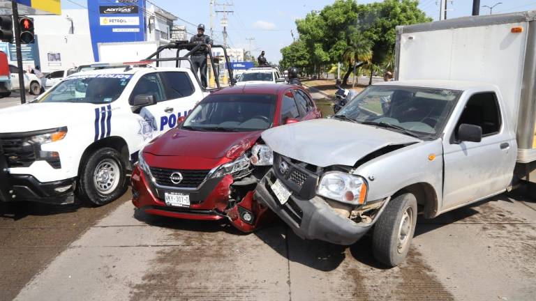 El accidente en la Gabriel Leyva dejó daños materiales y congestionó el tráfico.