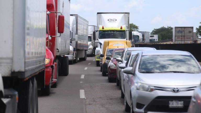Reclaman transportistas reparación rápida de la autopista Mazatlán-Culiacán para que mercancías no se echen a perder