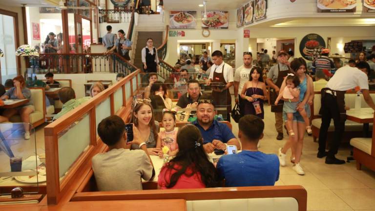 Abarrotan restaurantes para festejar a los ‘reyes del hogar’, en Mazatlán