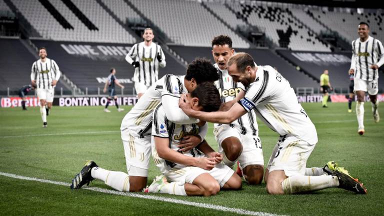 Los jugadores de la Juventus festejan con Dybala.