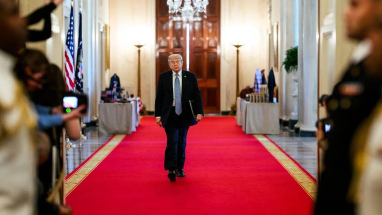 El Presidente Donald Trump advierte que Estados Unidos podría emprender una acción terrestre en México contra los cárteles de la droga.
