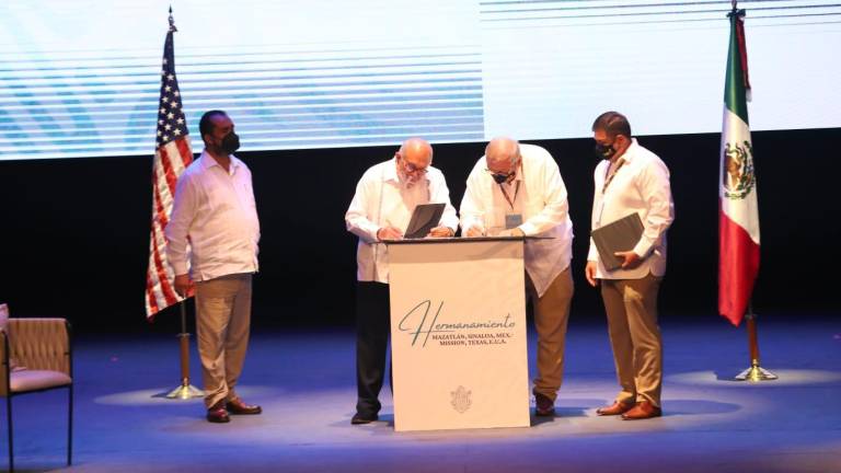 Los alcaldes Luis Guillermo Benítez Torres y Armando O’Caña durante la firma del acuerdo.