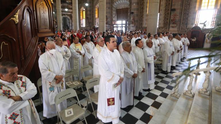 En Catedral Basílica de la Inmaculada Concepción integrantes de la Diócesis de Mazatlán renuevan sus promesas de castidad y obediencia en la Misa Crismal.