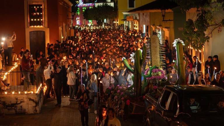 Las calles del Pueblo Mágico se llenaron de cientos de personas que participaron en esta festividad que tiene con 300 años de antigüedad.