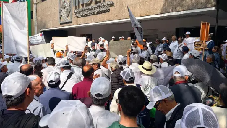 Jubilados protestando frente al INDEP.