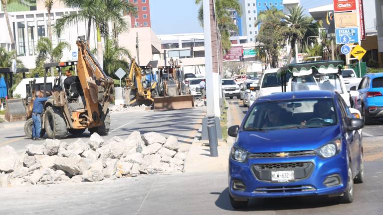 Caos vial y trabajos de demolición de los topes elevados en la Avenida Camarón Sábalo, en la zona hotelera.