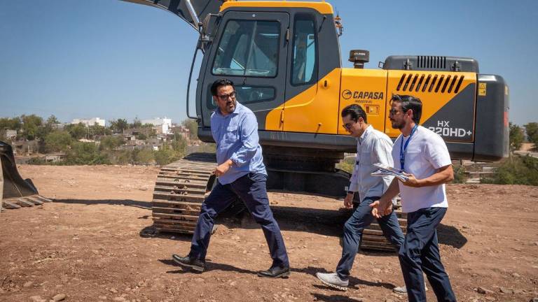 El Alcalde de Culiacán Juan de Dios Gámez Mendívil recorre el predio donde construirán Viviendas del Bienestar al norte de la ciudad.