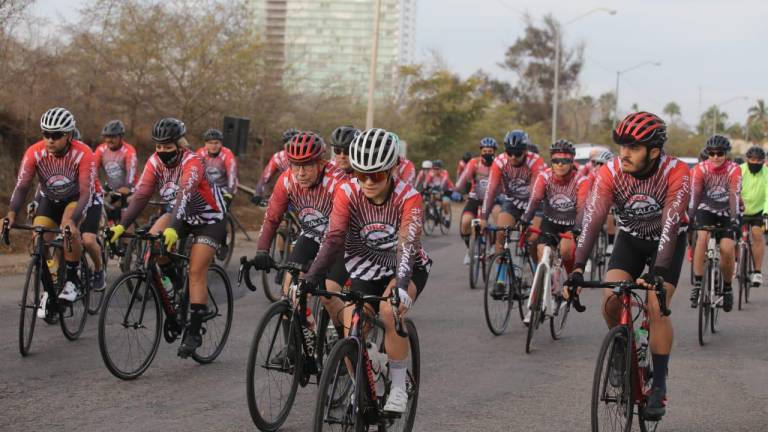 Grupo de entusiastas ciclistas partiendo desde Mazagua a la rodada de la modernización de la carretera Mazatlán-Cerritos.
