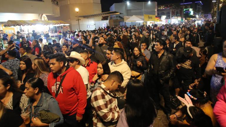 Miles de personas recorren Olas Altas en lunes de Carnaval.