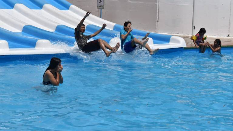 Las albercas del Parque Culiacán son una gran opción de diversión.