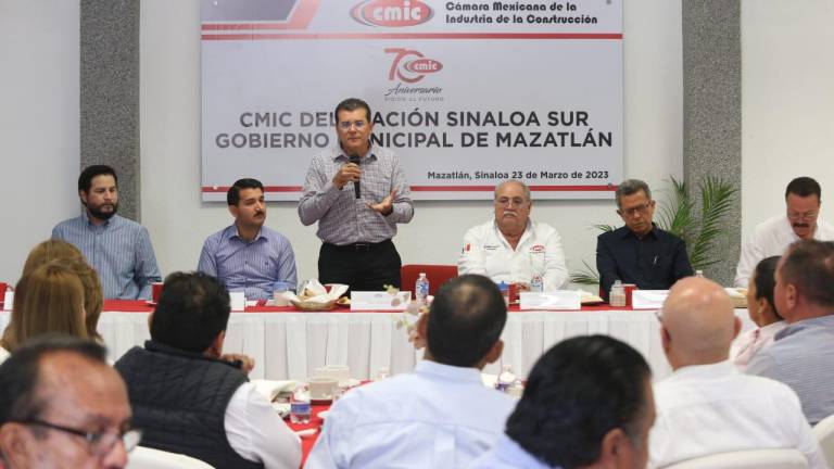 Reunión del Alcalde de Mazatlán Édgar González Zataráin con integrantes de la CMIC.